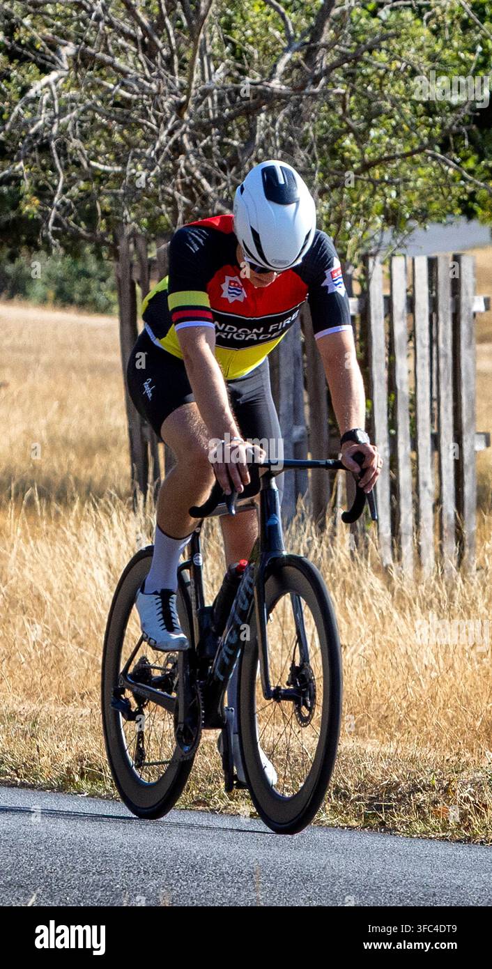 Londra, Inghilterra, Regno Unito. 25 agosto 2026. Ciclisti nel Richmond Park che sfruttano il bel tempo. Le previsioni per domani indicano pioggia. Credit: Ian Humphreys/Alamy Live News Foto Stock