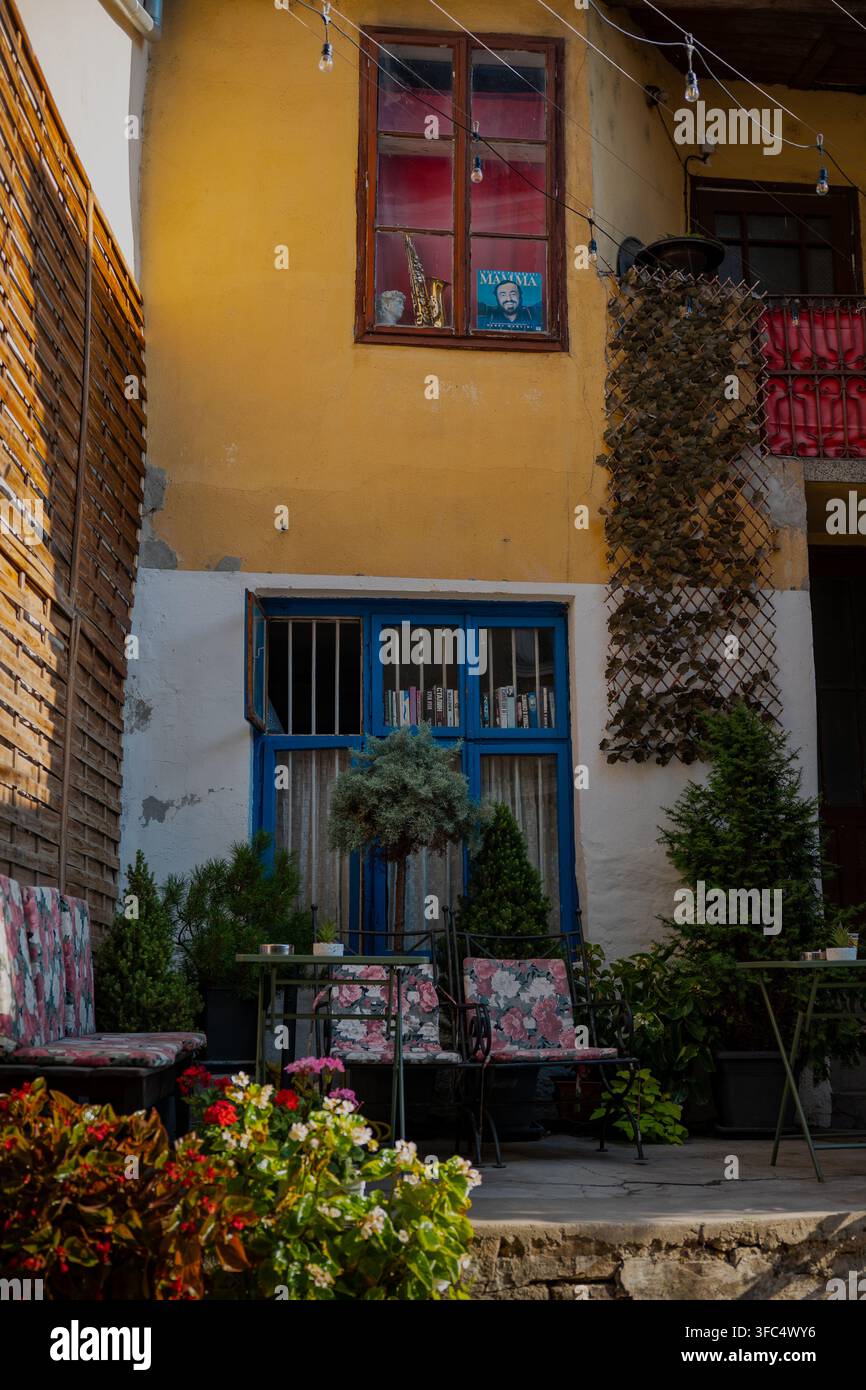 Terrazza accogliente di un caffè vintage con sedie floreali e decorazioni retrò su una facciata storica scenografica a Veliko Tarnovo Old Town, Bulgaria Foto Stock