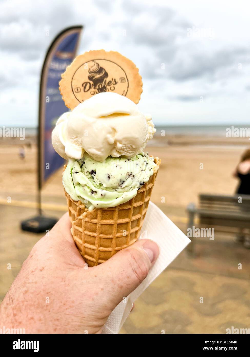 Prima colazione di due palline di gelato su un cono al mare Foto Stock