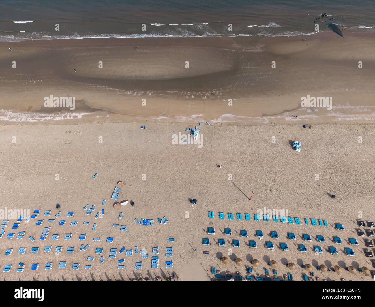 Fotografia aerea con droni ad angolo alto, vista dall'alto, ampia e orizzontale che cattura la spiaggia sabbiosa e le attrezzature del resort balneare a Scheveningen, L'Aia, Sud Foto Stock
