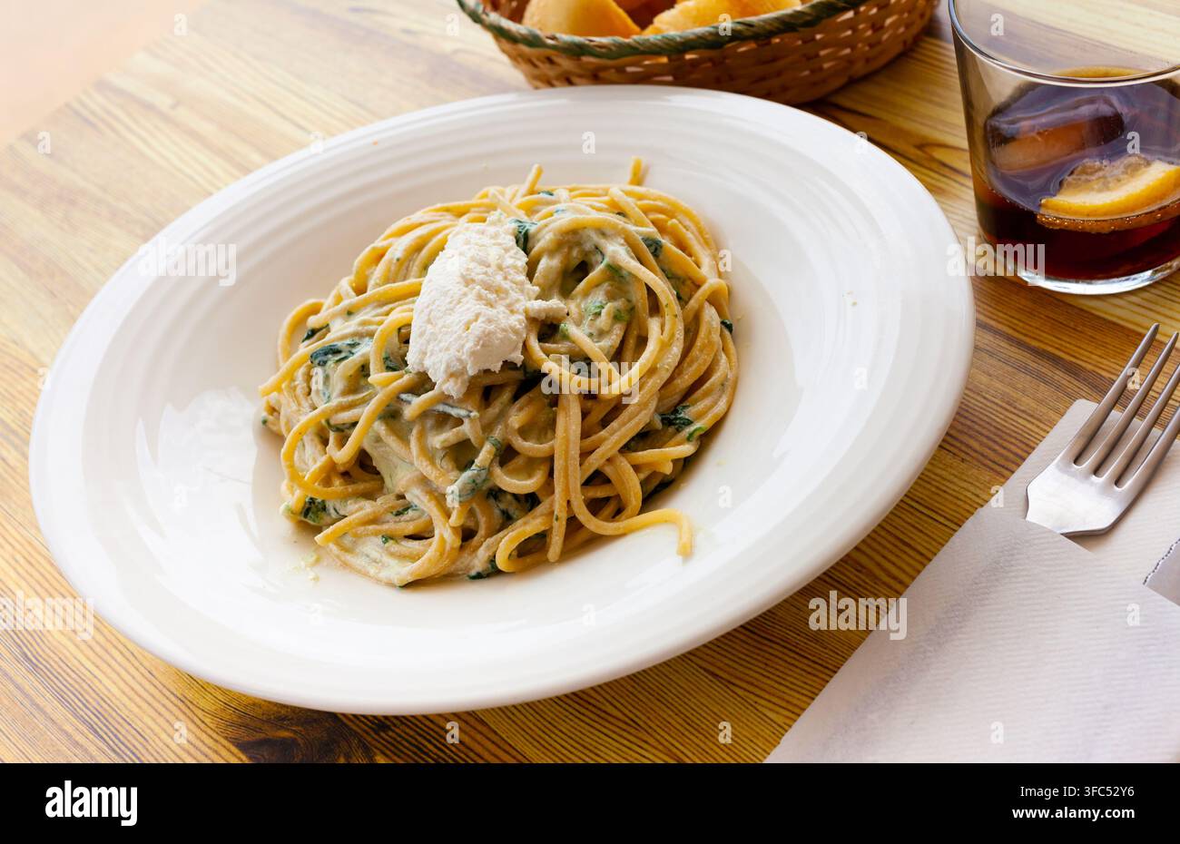 Cucina spagnola pasta di spinaci servita con ricotta Foto Stock