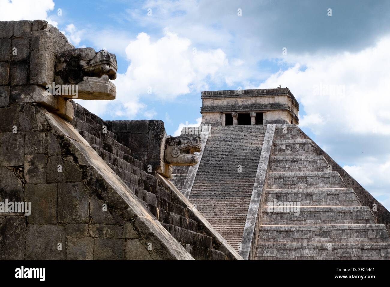 El Castillo (Tempio di Kukulcán), Chichén Itzá, Yucatán, Messico — una delle Nuove Sette Meraviglie del Mondo. Foto Stock