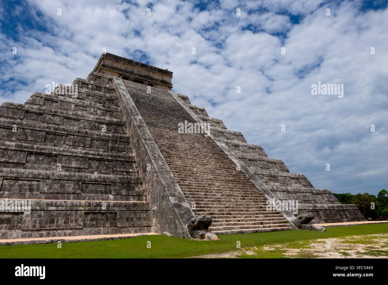 El Castillo (Tempio di Kukulcán), Chichén Itzá, Yucatán, Messico — una delle Nuove Sette Meraviglie del Mondo. Foto Stock