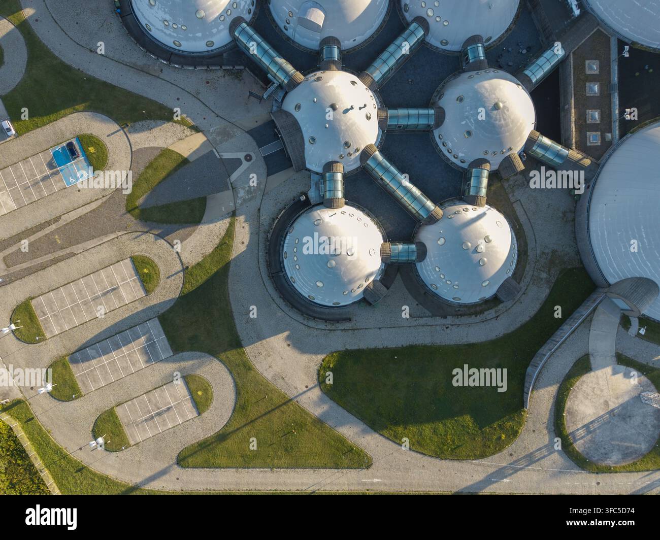 Vista aerea di Alvernia Planet con le sue strutture a forma di cupola e passerelle in vetro, circondata da aree di parcheggio e spazi verdi a Nieporaz, Wojewodzt Foto Stock