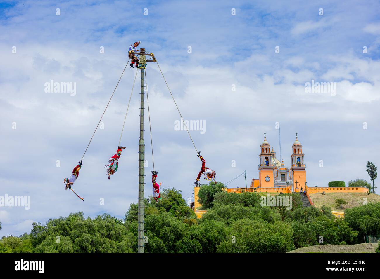 Volatori tradizionali di Papantla che eseguono la loro antica danza rituale davanti al Santuario di Remedios a Cholula Foto Stock
