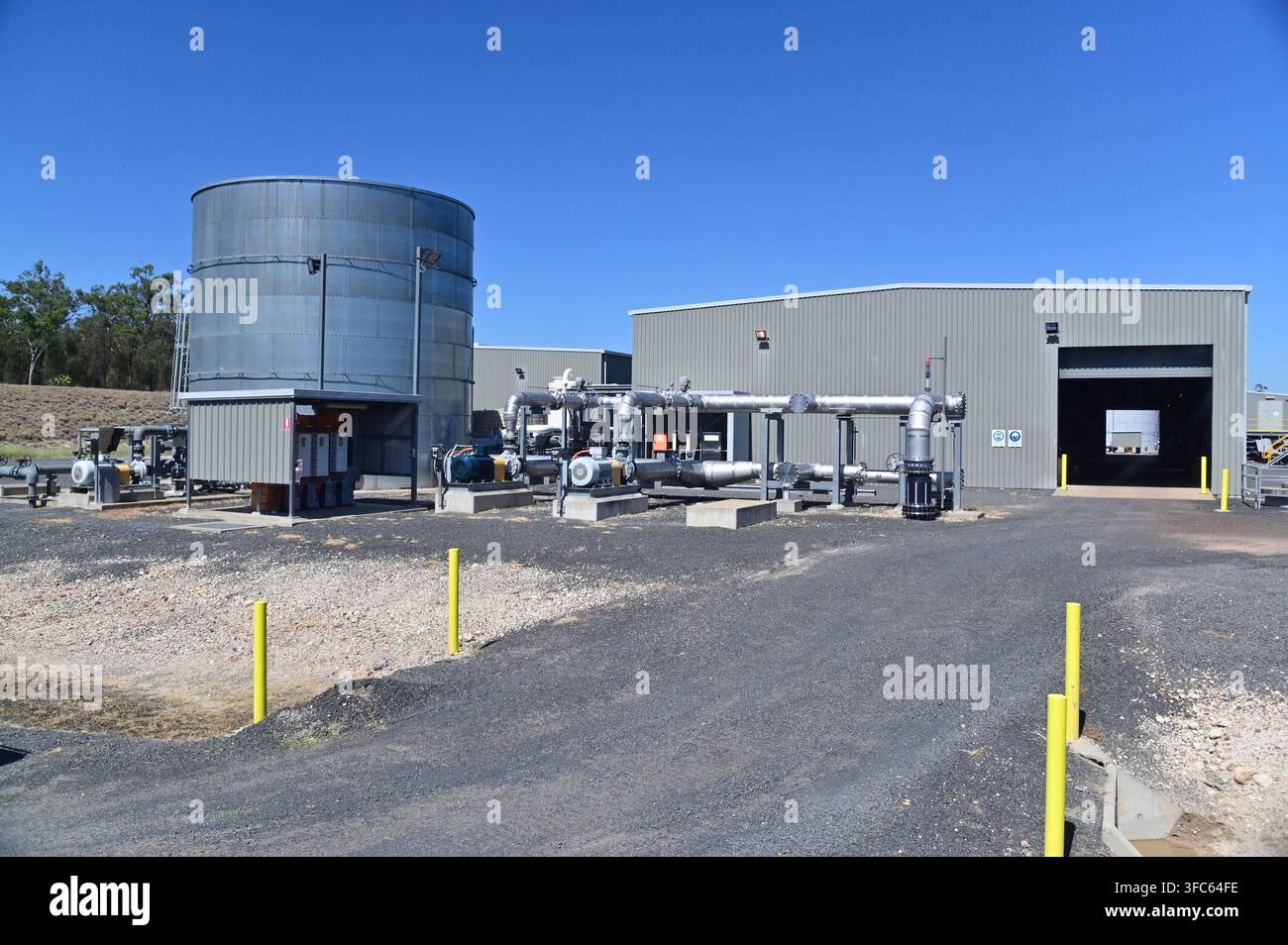 CHINCHILLA, QLD - 16 FEB 2023: Impianto di trattamento delle acque mediante osmosi inversa presso la stazione di raccolta del gas Talinga Orana nel Queensland, Australia. Acqua trattata a Foto Stock