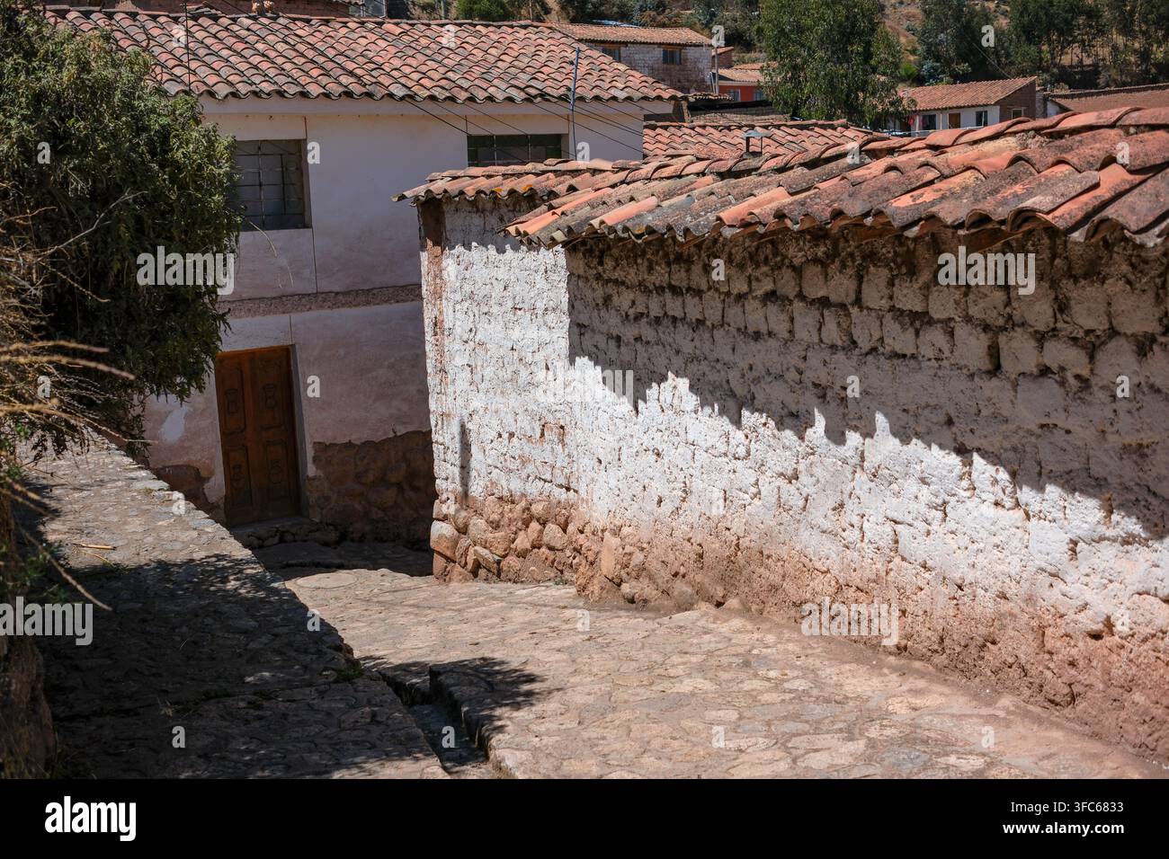 Chinchero, Perù - 20 agosto 2026: Strada nel centro storico di Chinchero, Perù. Foto Stock