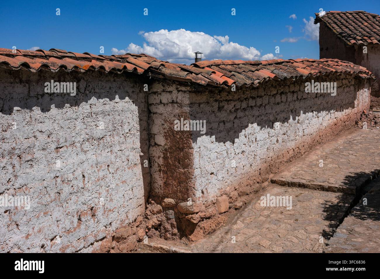 Chinchero, Perù - 20 agosto 2026: Strada nel centro storico di Chinchero, Perù. Foto Stock