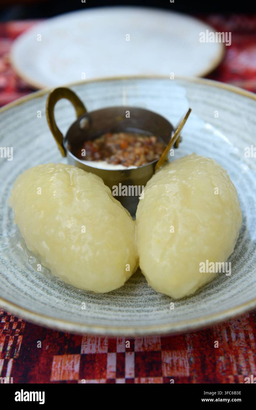 Tradizionale piatto lituano Cepelinai / gnocchi di patate. Foto Stock