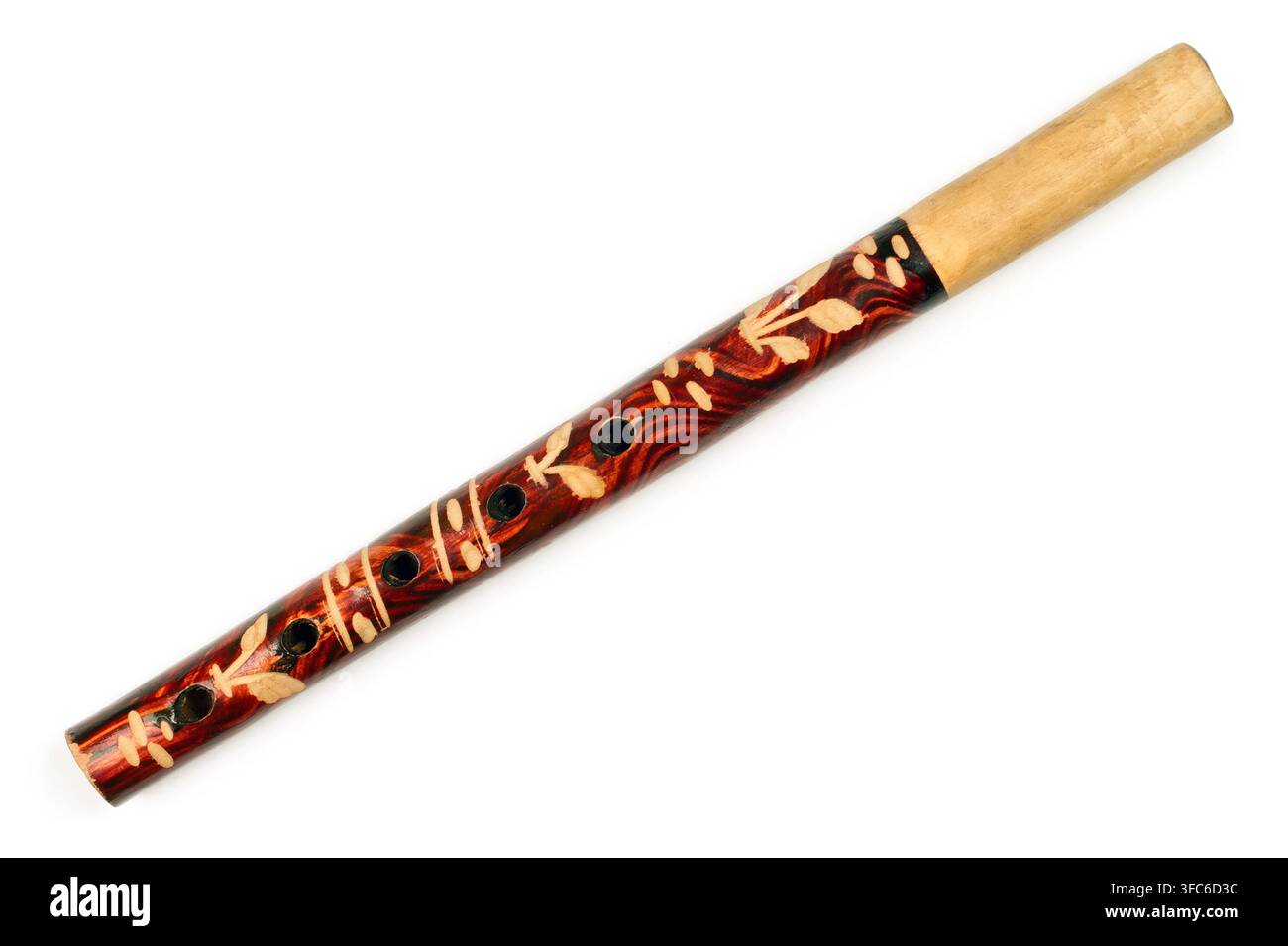 Pipa. Strumento musicale a fiato su sfondo bianco. Pipa di legno con ornamento. Foto Stock