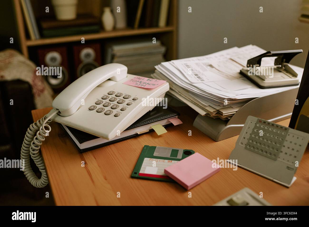 Scrivania retrò con telefono fisso e floppy disk Foto Stock