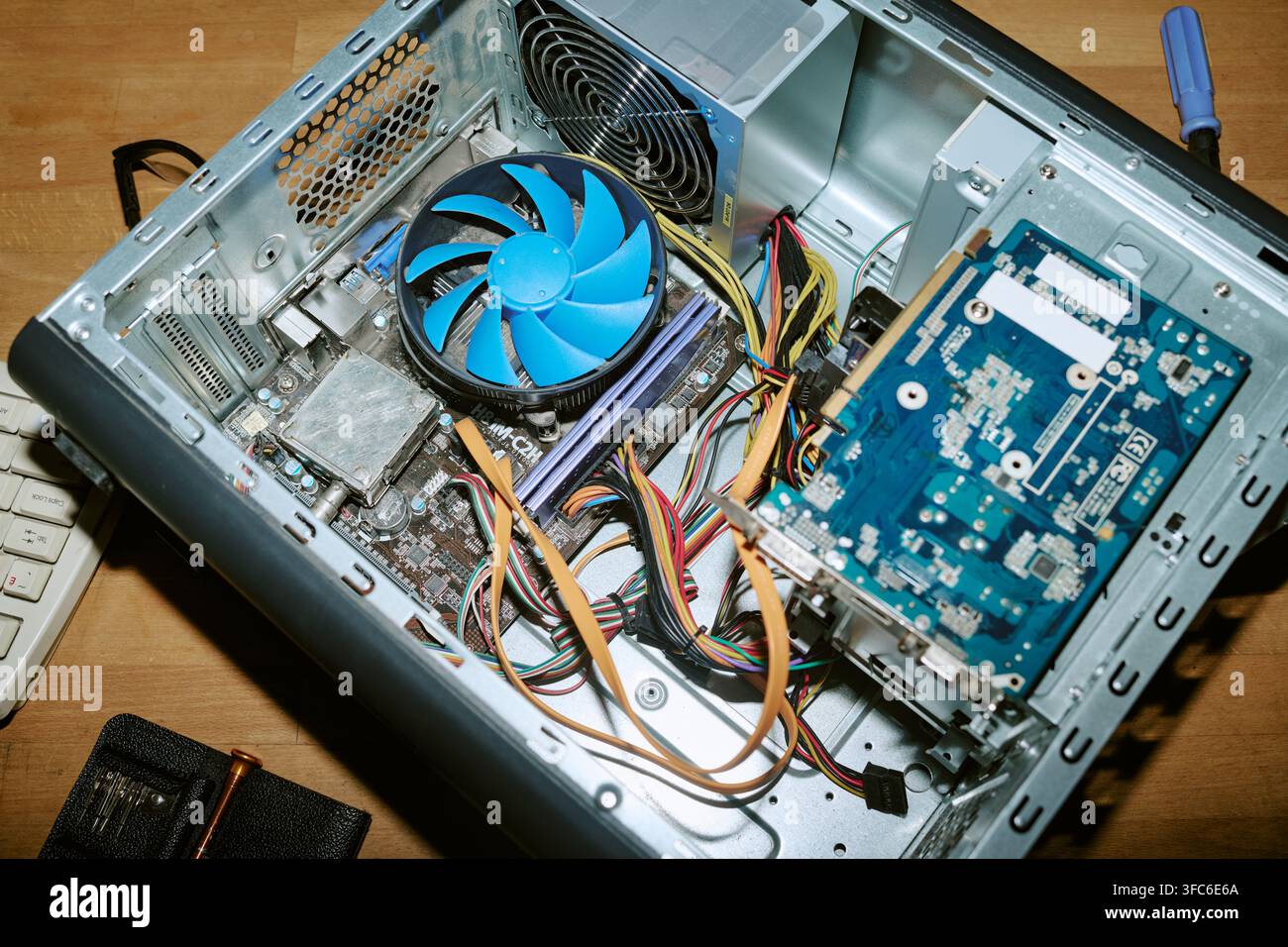 Casse dell'ordinatore aperto che mostra la scheda madre e la ventola durante la riparazione dell'hardware Foto Stock