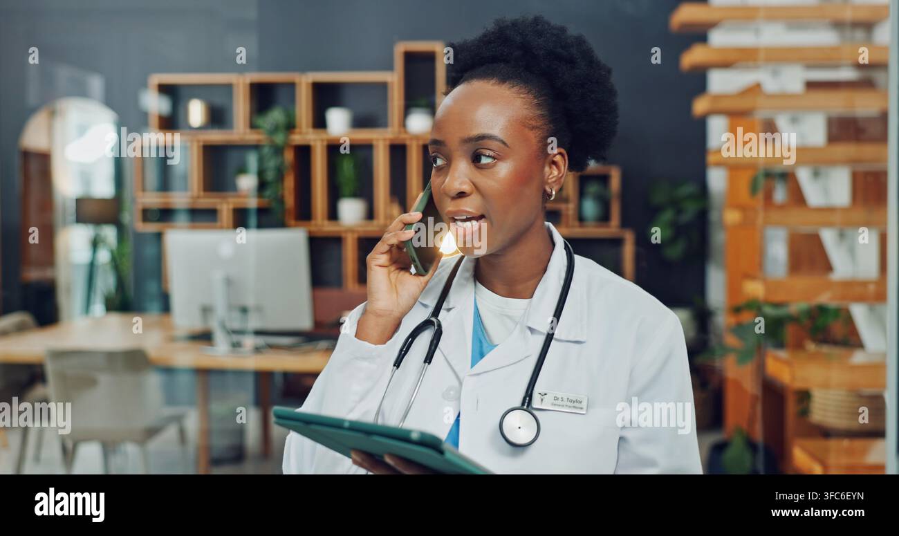 Dottore, telefonata e donna con tablet nella clinica, programma degli appuntamenti o discussione con contatto. Salute, professionista medico e persona nera Foto Stock