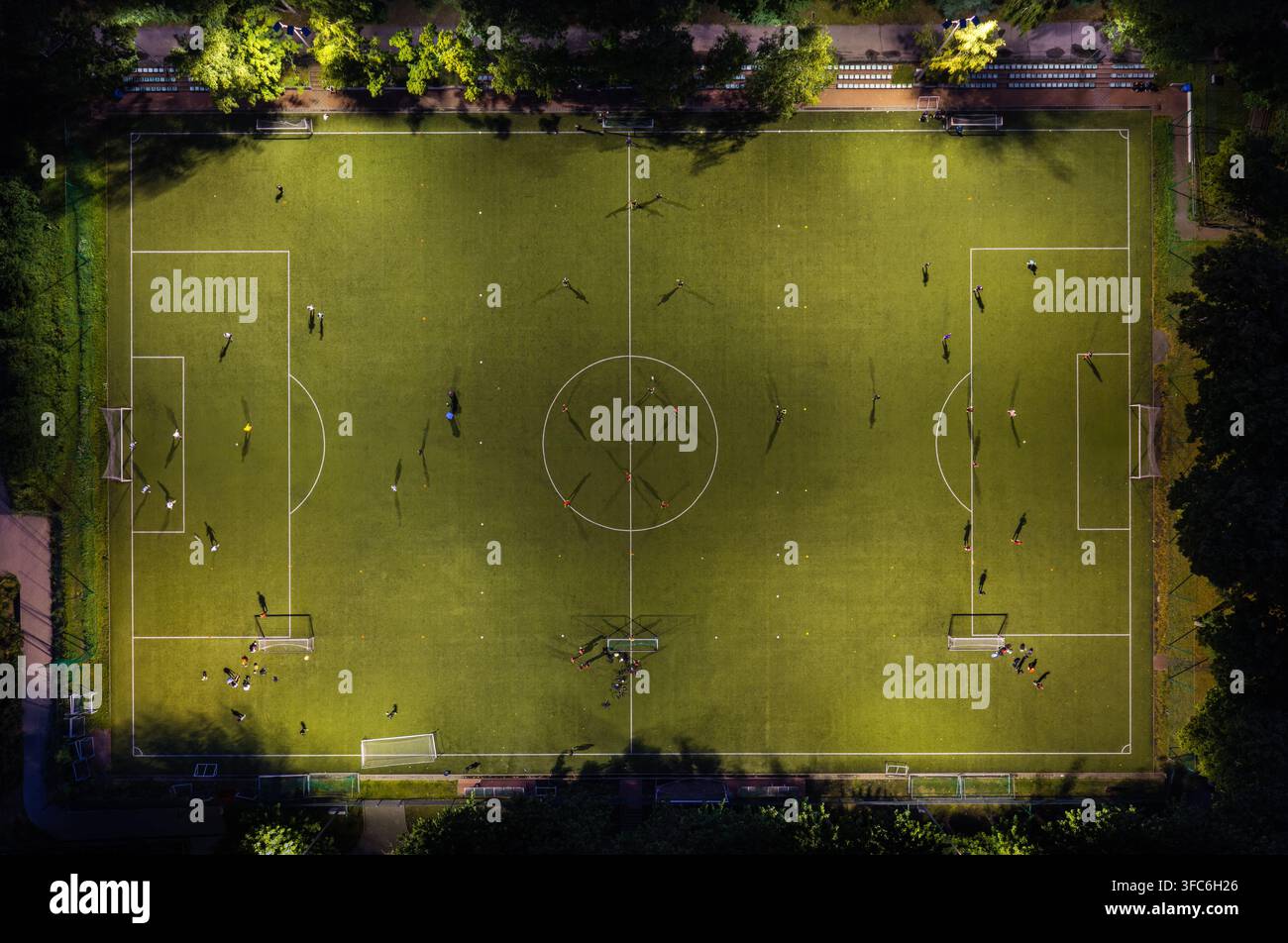 Vista aerea del campo da calcio dell'Università di Educazione Fisica e Sport Jedrzej Sniadecki di Danzica illuminato dai riflettori di notte con pl Foto Stock