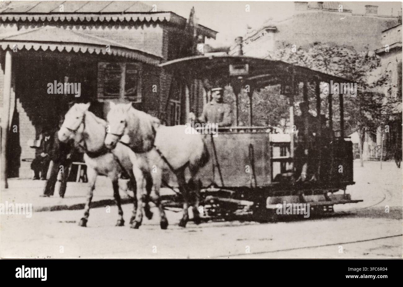 Testo di posta d’archivio su un vagone tram a trazione equina (Konka) prerivoluzionario russo degli anni 1900. Pubblicato da Planeta, Mosca, 1984. Foto Stock