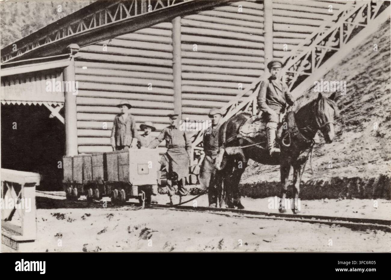 Testo di una cartolina d'archivio su carri trainati da cavalli nelle fabbriche minerarie degli Urali degli anni 1900. Pubblicato da Planeta, Mosca, 1984 Foto Stock