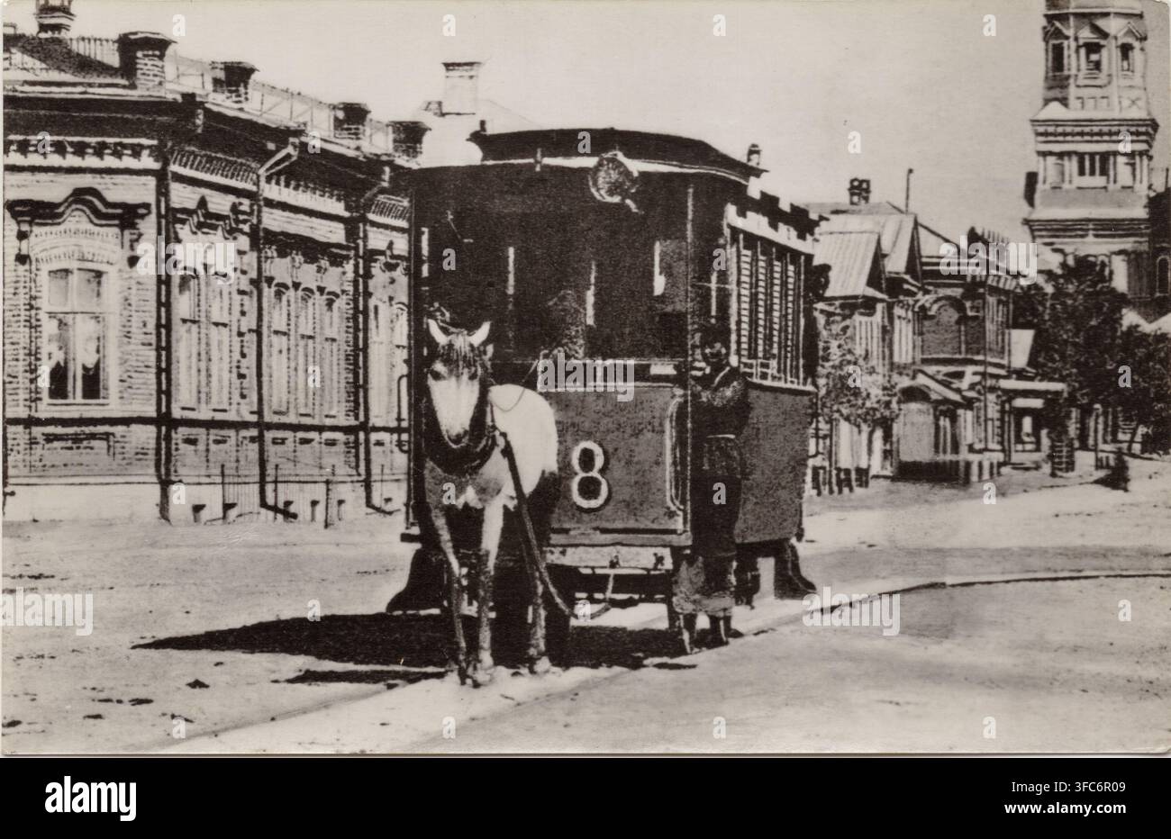 Testo di una cartolina d'archivio su un tram trainato da cavalli in periferia prerrevoluzionaria a Samara, Russia, anni '900. Pubblicato da Planeta, Mosca, 1984 Foto Stock