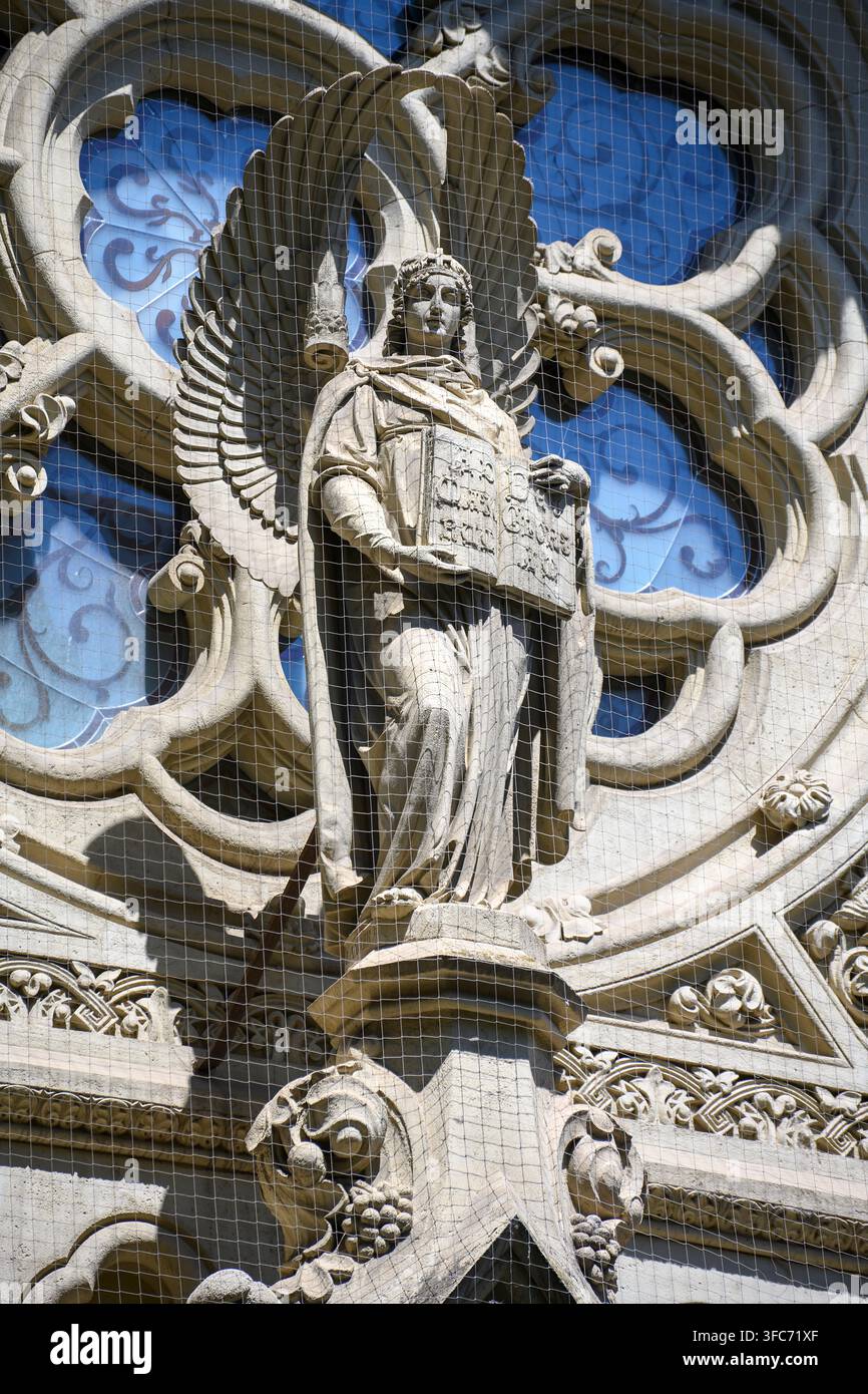 Rilievo in pirogranito Zsolnay dell'angelo di San Matteo accanto al rosone della chiesa di Sant'Elisabetta, Budapest, Ungheria. Foto Stock