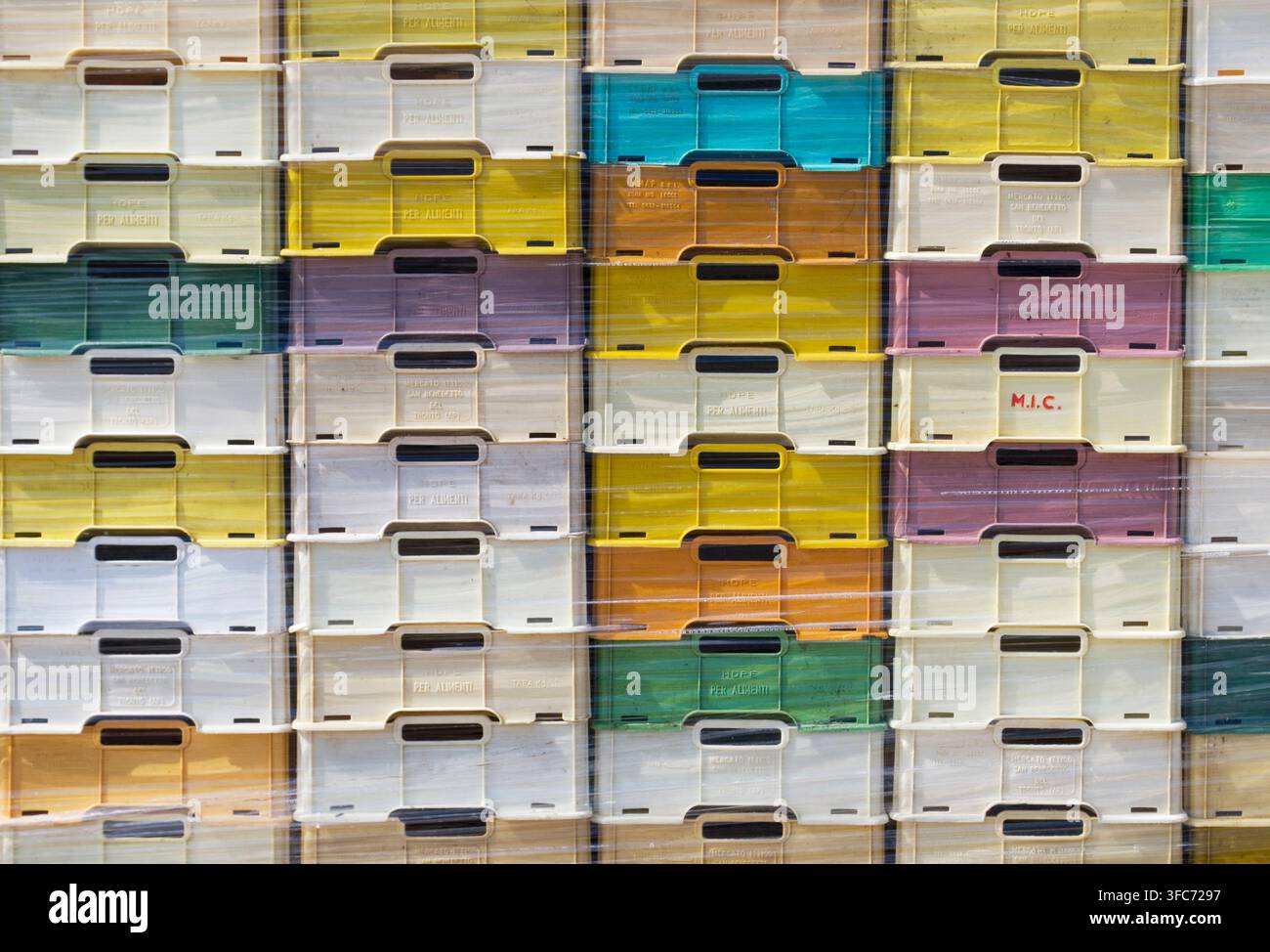 Impilati pesci colorati scatole di plastica avvolto in politene Foto Stock