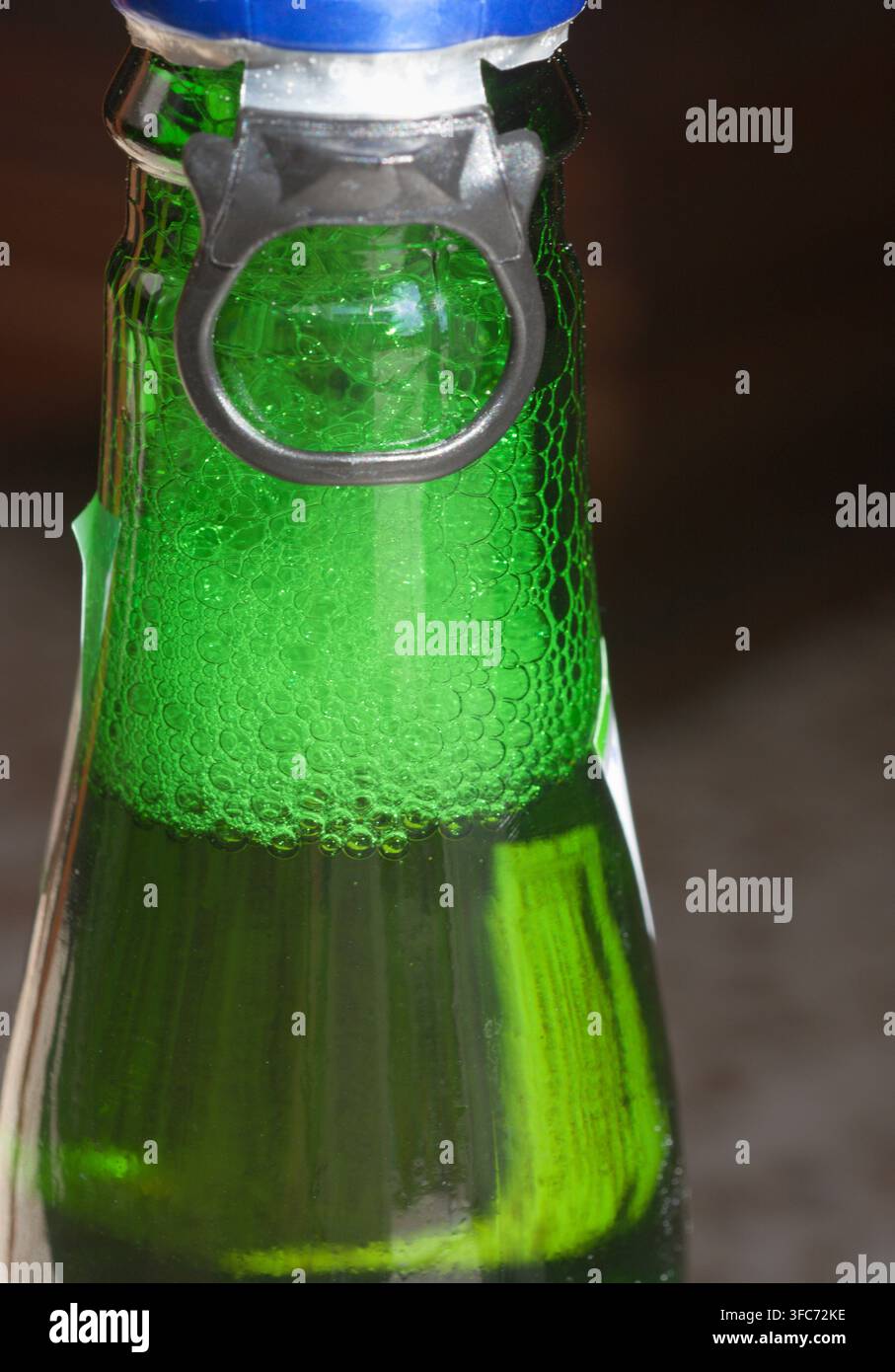 bottiglia di birra con ansa di apertura Foto Stock