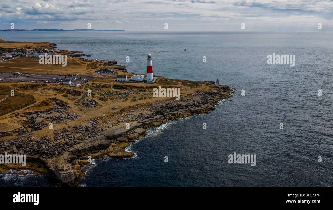 Vista aerea del faro di Portland Bill in piedi sulla costa rocciosa dell'Isola di Portland con la Manica in lontananza, Portland Foto Stock