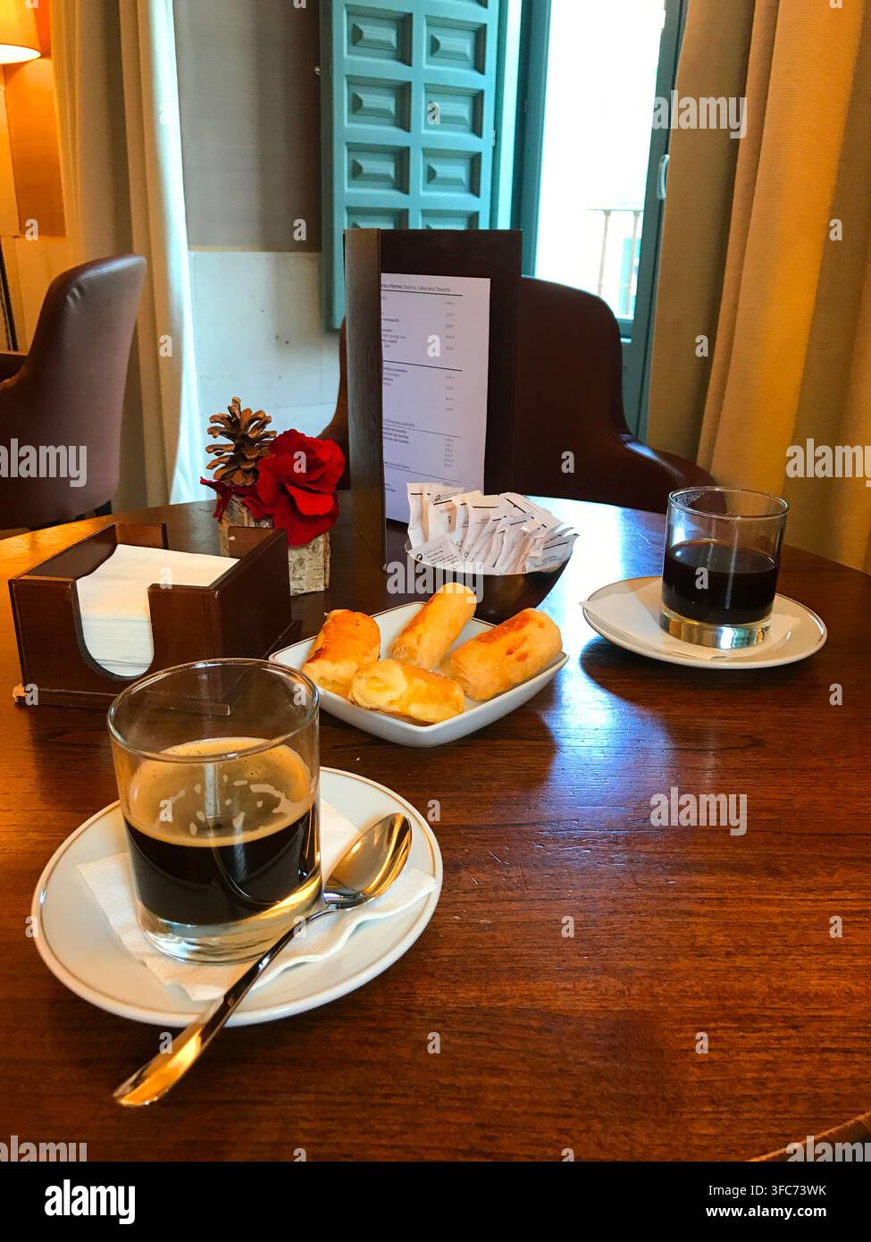 Due bicchieri di caffè in una caffetteria. Spagna. Foto Stock