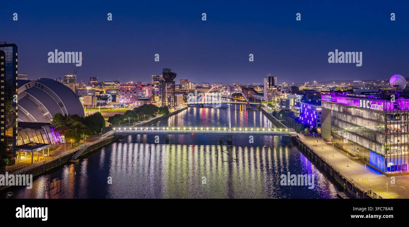 BBC Scotland al Pacific Quay accanto al fiume Clyde illuminato di notte a Glasgow, Scozia, visto dall’alto. Foto Stock