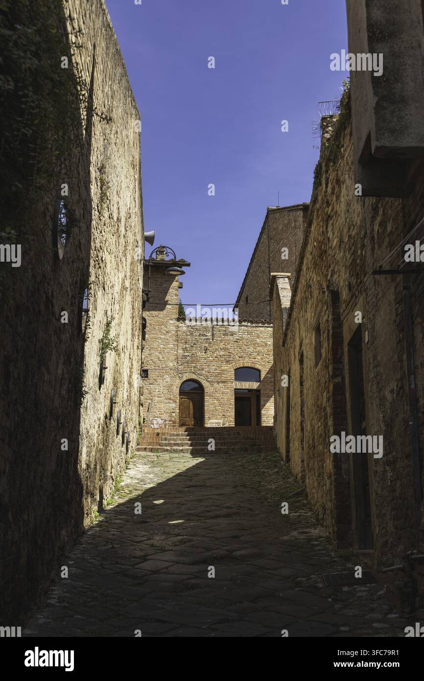 Un vicolo ripido e ombreggiato Foto Stock