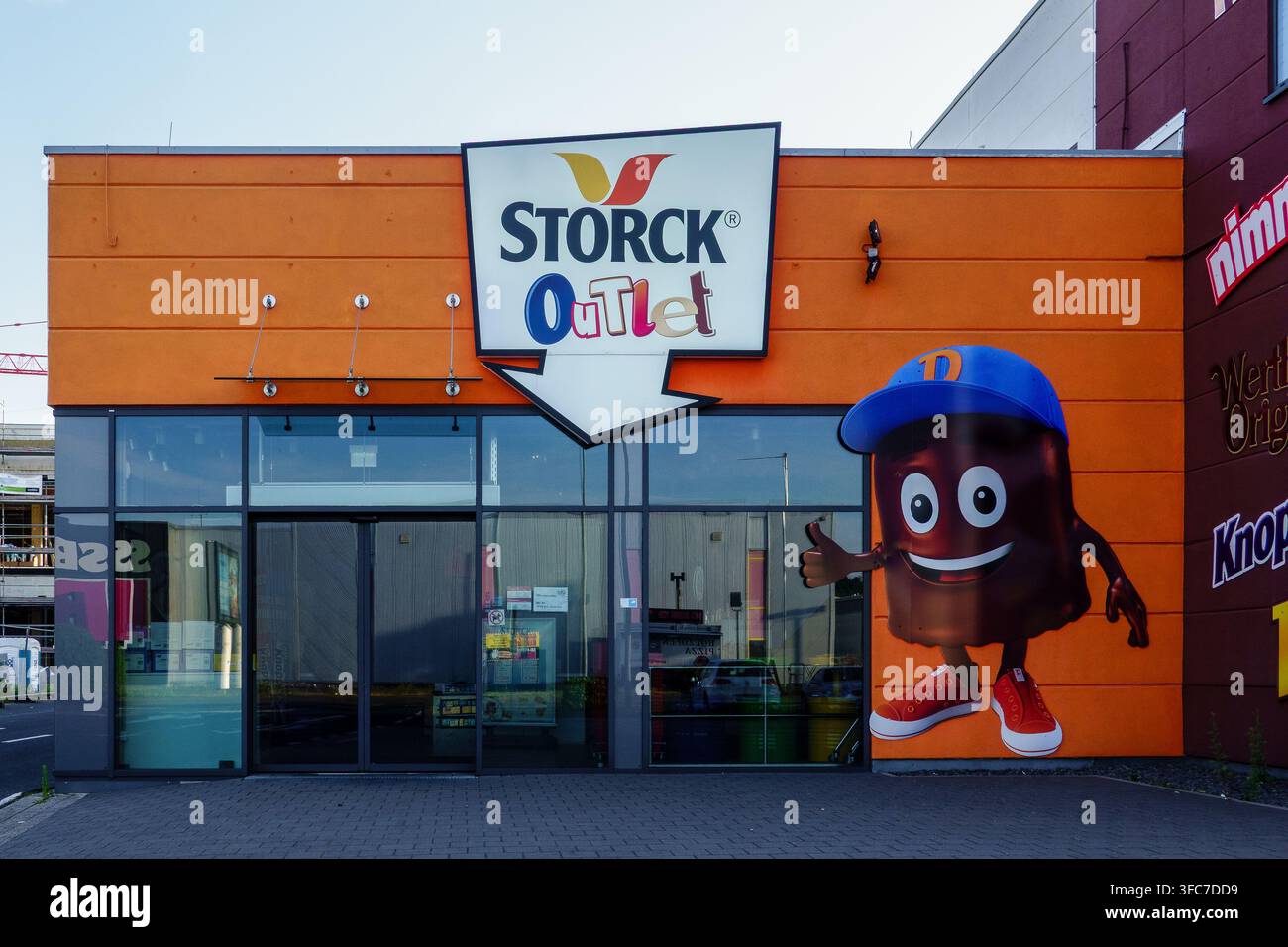 Mulheim-Karlich, Germania - 13 luglio 2026: Esterno dell'edificio Storck Outlet che mostra vari loghi di marchi di caramelle come Werther's Original e Knoppers, Foto Stock