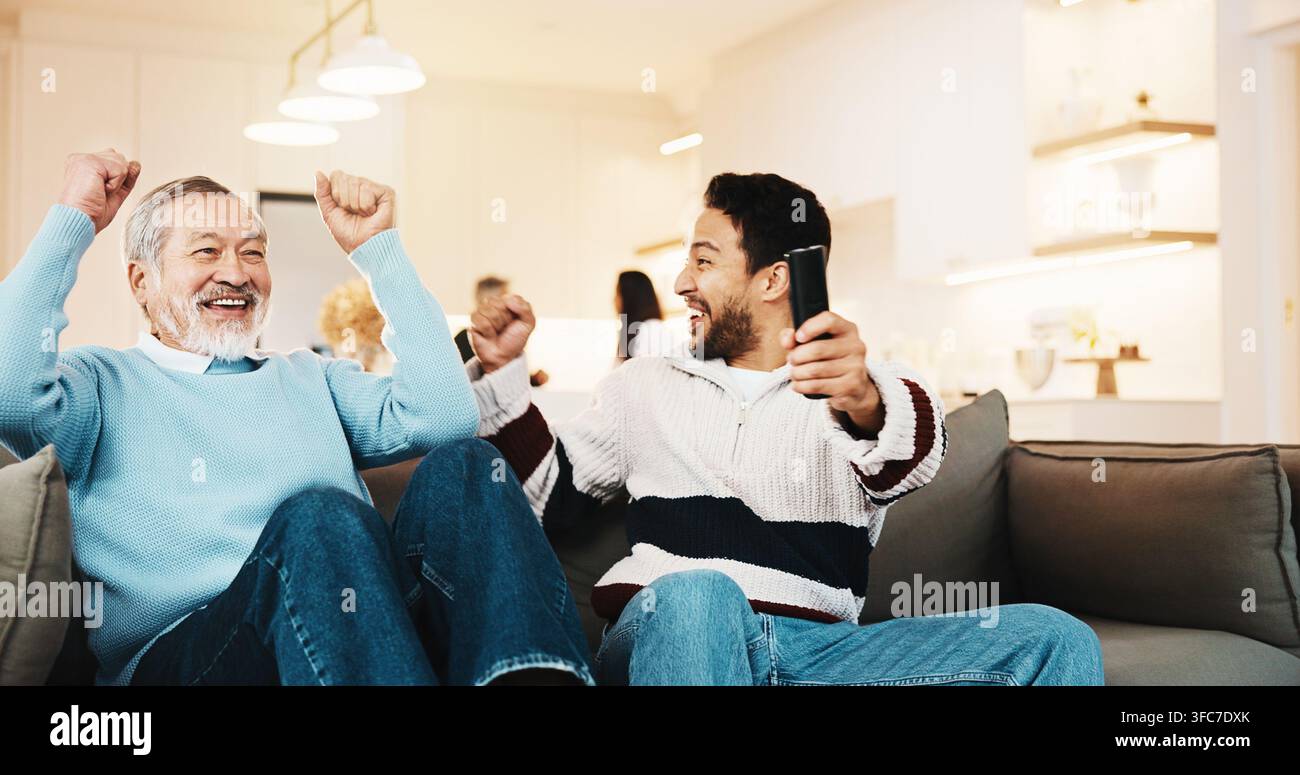 Anziano, papà e uomo sul divano per guardare lo sport, festeggiare e legare durante il fine settimana per l'obiettivo. Famiglia, casa e genitore anziano e persona con trasmissione Foto Stock