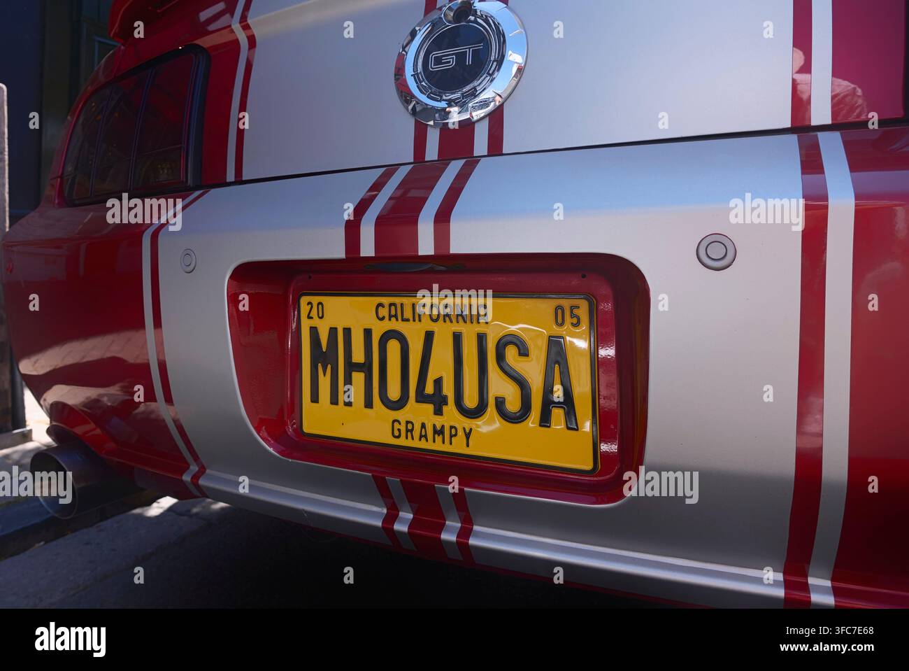 Targa di licenza della California USA su una Ford Mustang del 2005 registrata in Inghilterra UK Foto Stock
