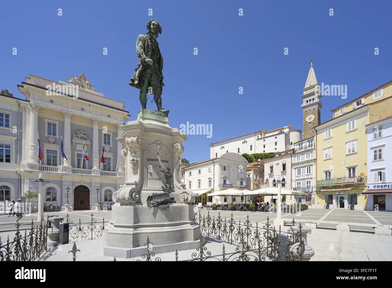 Piran, Slovenia. 26 maggio 2026. La statua di Giuseppe Tartini nel centro città Foto Stock