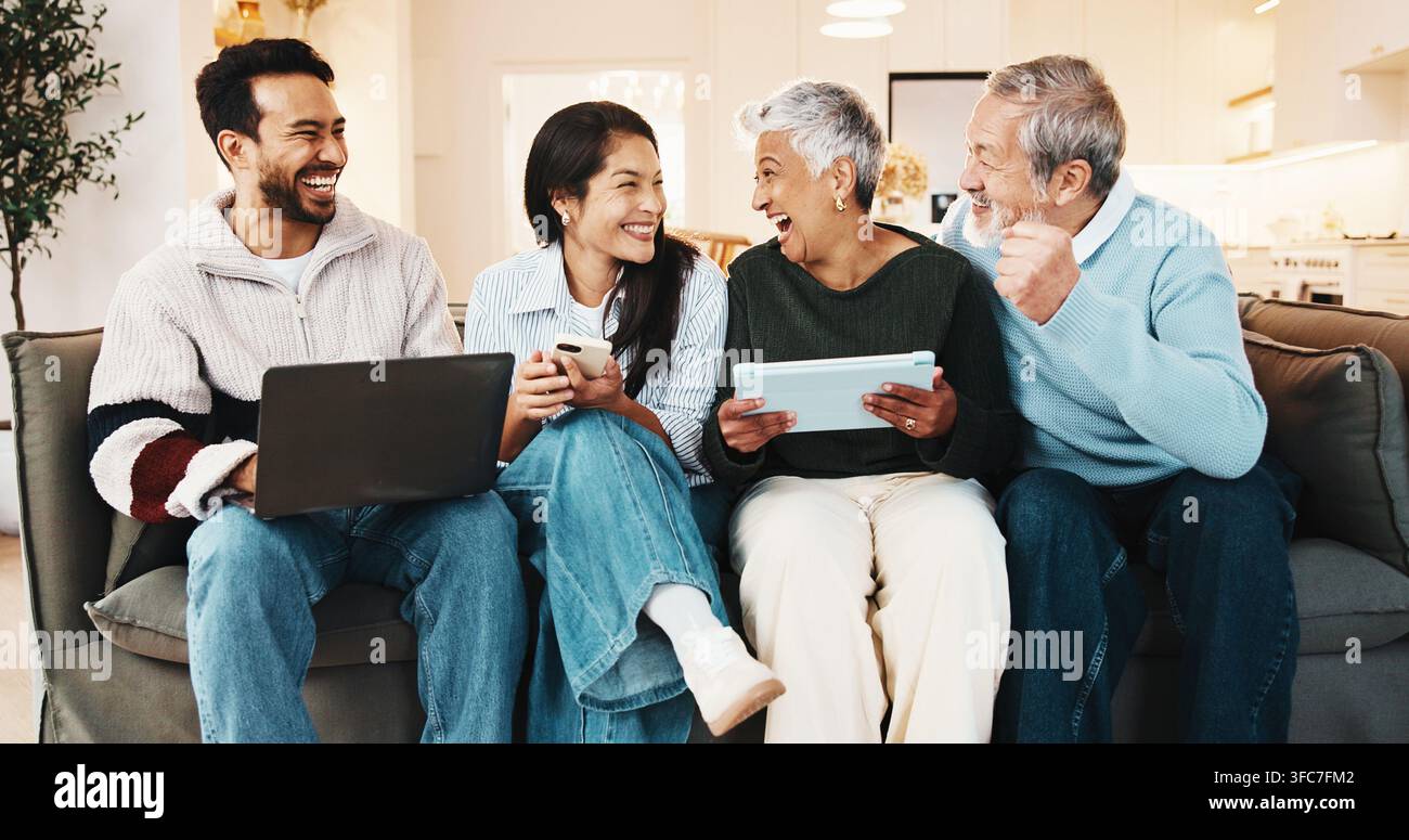 Tecnologia, coppia entusiasta e genitori anziani sul divano per giocare insieme ai videogiochi. Laptop, tablet e persone con mamma e papà anziani per Foto Stock