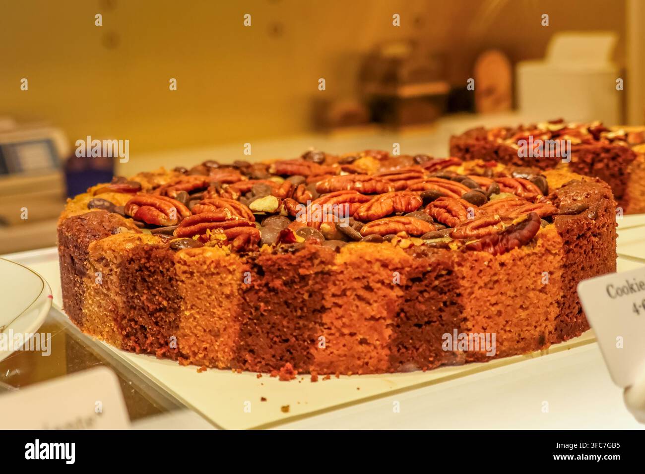 Deliziosa torta con pecan e gocce di cioccolato con una crosta ricca, appena sfornata da una panetteria parigina, un dolce trattamento per il dessert Foto Stock