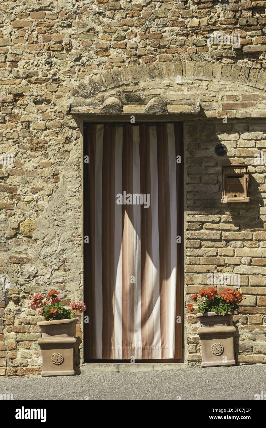 Ingresso decorato con cura a Certaldo Alto Foto Stock