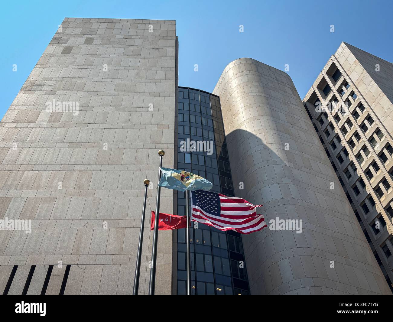 Bandiere ai piedi di un edificio per uffici nel centro di Wilmington. Wilmington, Delaware, Stati Uniti, 10 agosto 2026. Foto Stock