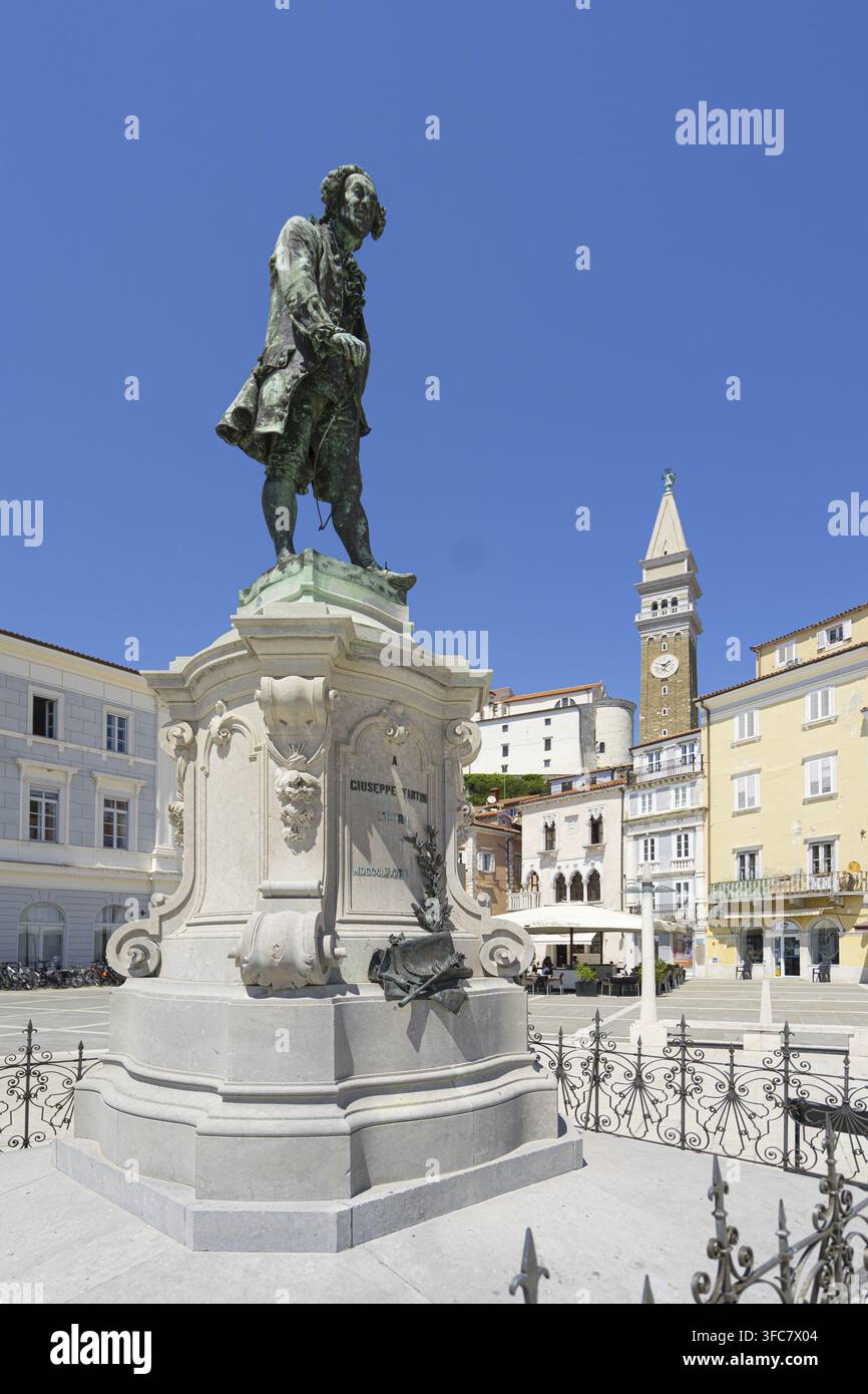 Piran, Slovenia. 26 maggio 2026. La statua di Giuseppe Tartini nel centro città Foto Stock