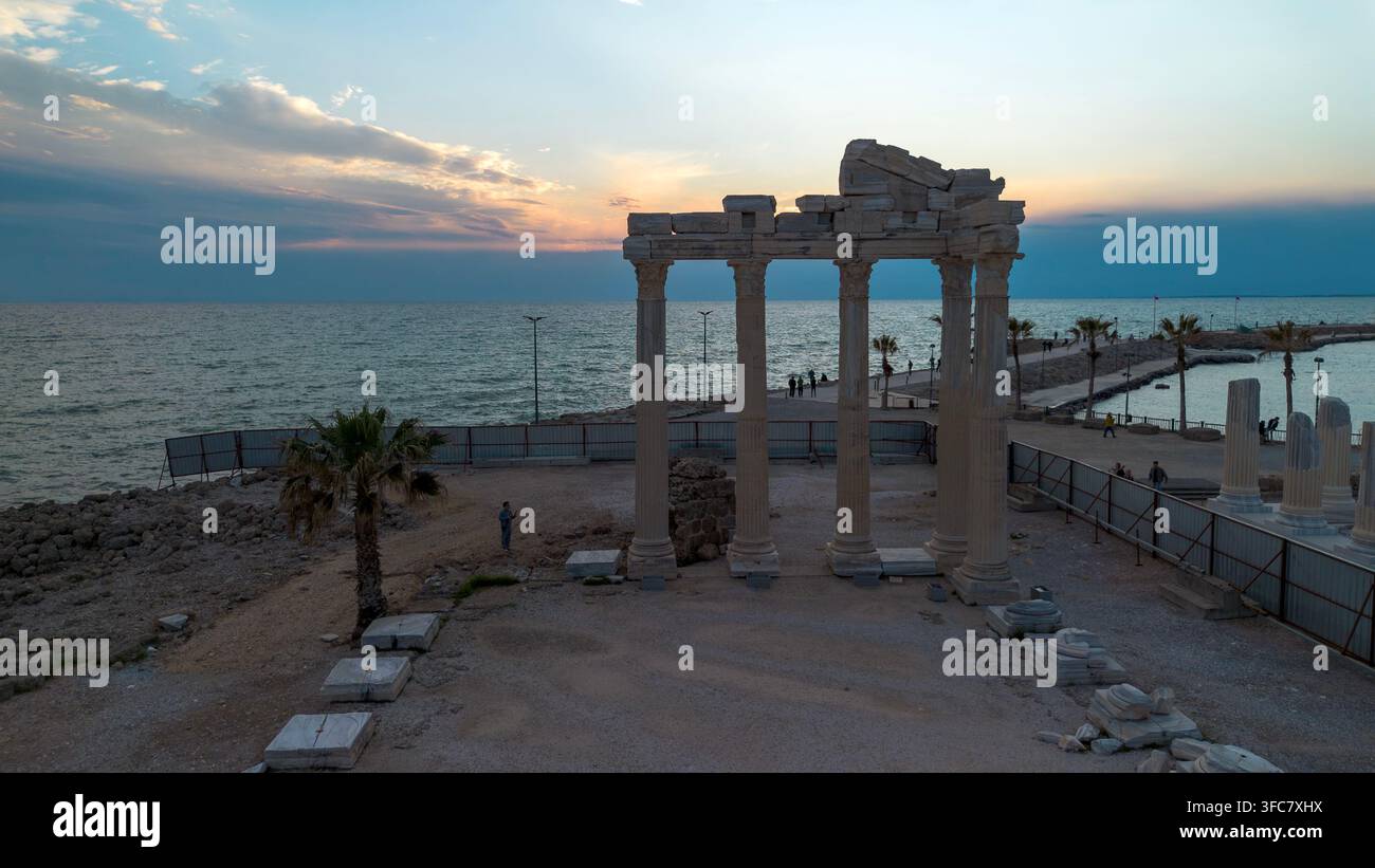 Vista aerea dell'antico Tempio di Apollo al tramonto sul Mar Mediterraneo a Side Antalya, Turchia Foto Stock