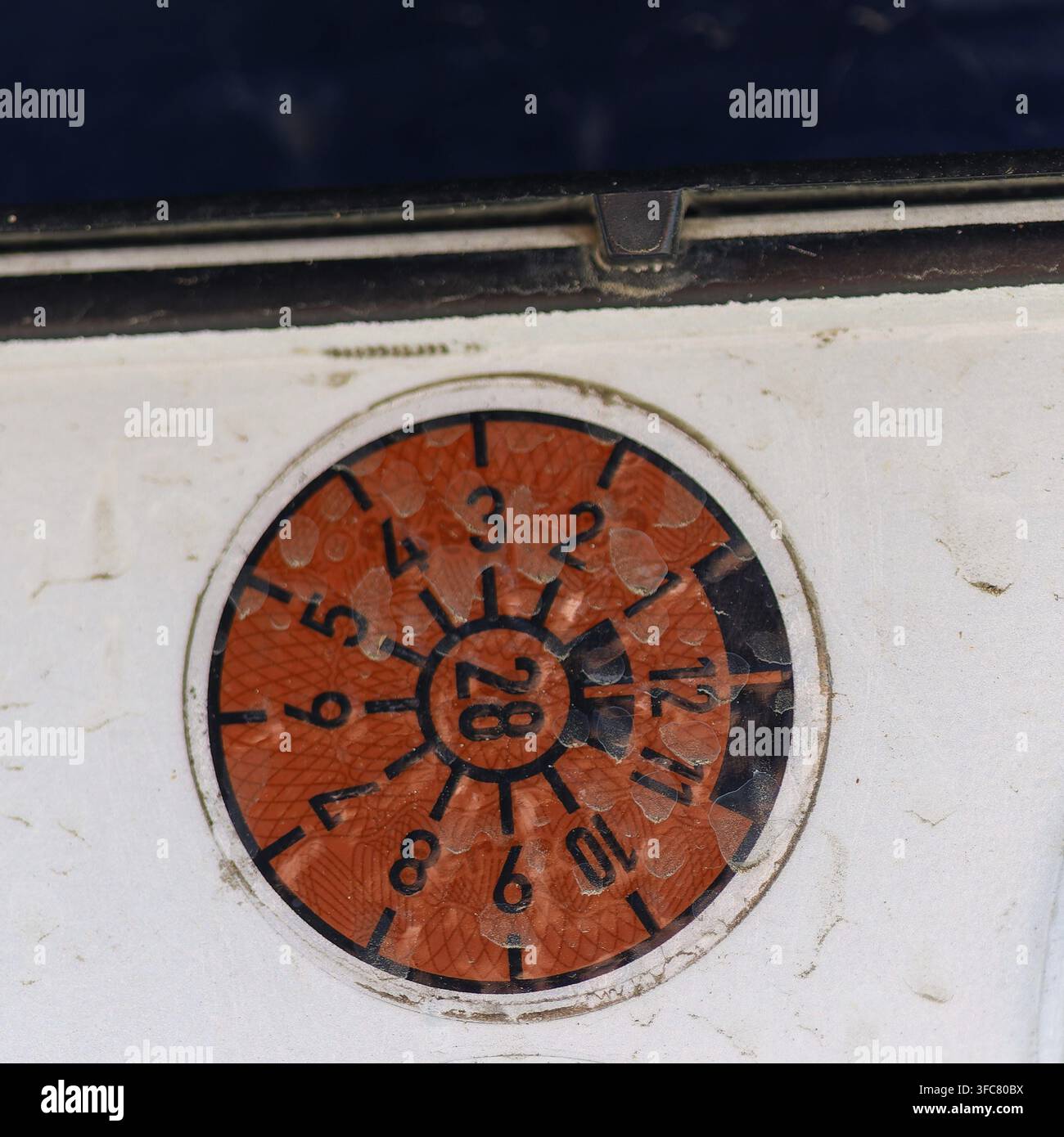 Adesivo di conformità su una targa della vettura che indica la data dell'esame per un veicolo Foto Stock