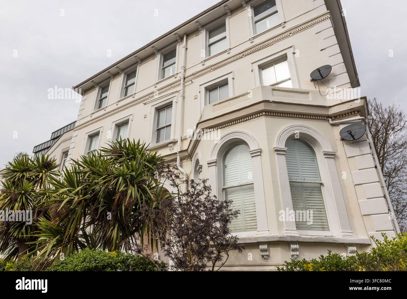 Esterno di un edificio residenziale in stile britannico classico Foto Stock