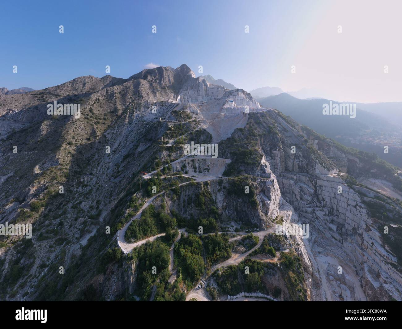 Panorama aereo delle cave di marmo di Carrara Italia. Vette montuose all'alba. Caverna di marmo di Carrara - Toscana - Italia. Foto Stock