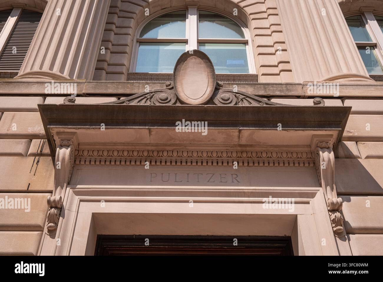 Il nome Pulitzer inciso sopra una porta dell'edificio del giornalismo. New York, New York, Stati Uniti, 7 agosto 2026. Foto Stock
