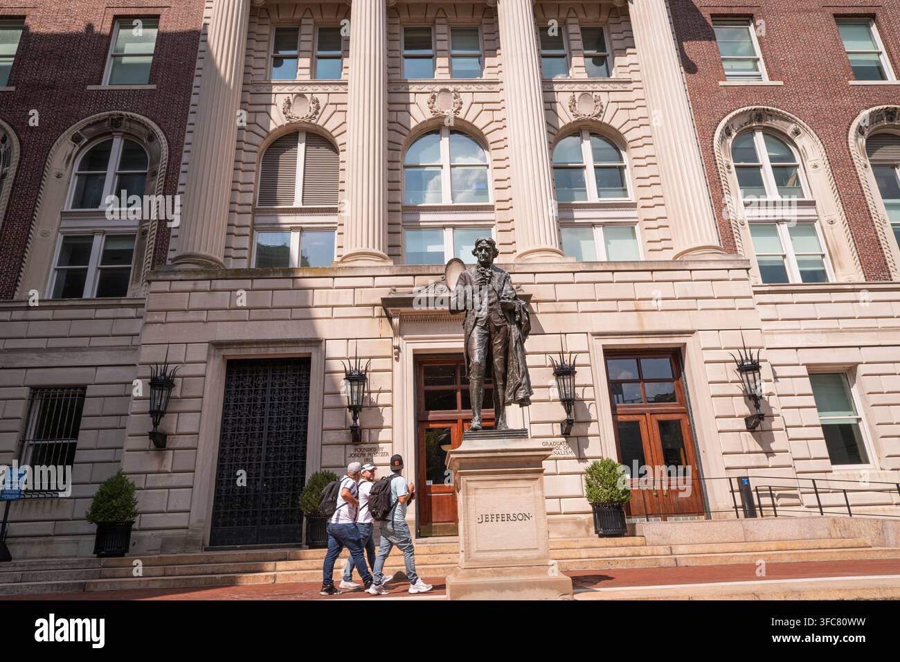 Studenti passano davanti alla statua di Jefferson e al Pulitzer Hall nel campus della Columbia. New York, New York, Stati Uniti, 7 agosto 2026. Foto Stock