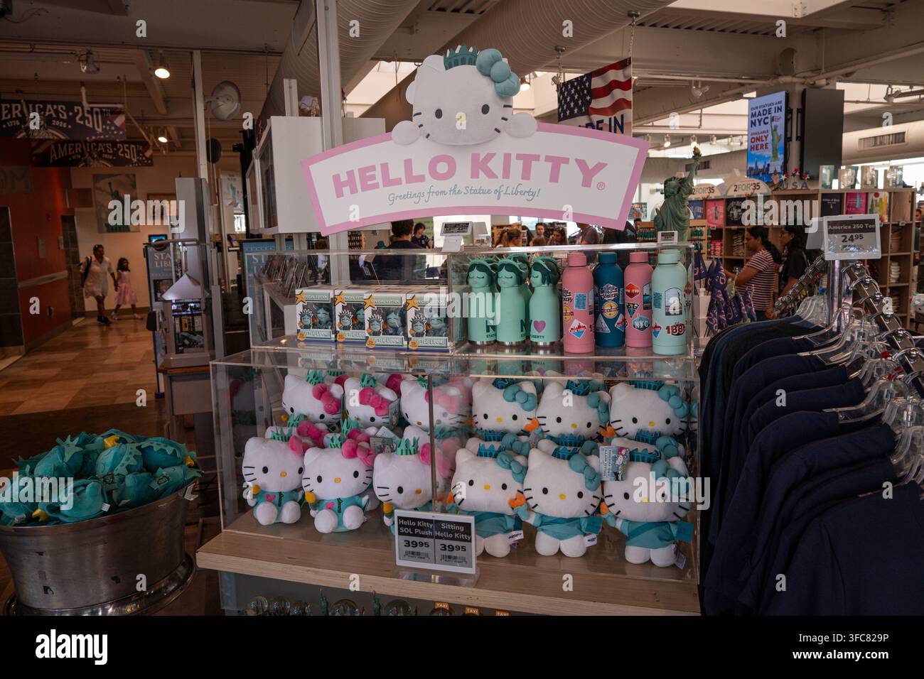 I visitatori sfogliano lo stand Hello Kitty del negozio di souvenir di Liberty Island. New York, New York, Stati Uniti, 15 agosto 2026. Foto Stock