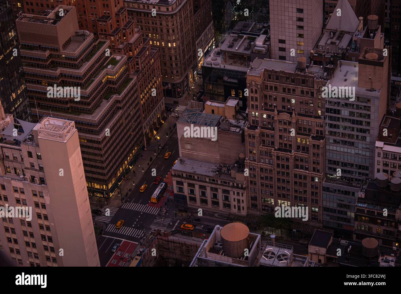 Vista elevata delle strade e dei tetti di Midtown al crepuscolo. New York, New York, Stati Uniti, 17 agosto 2026. Foto Stock