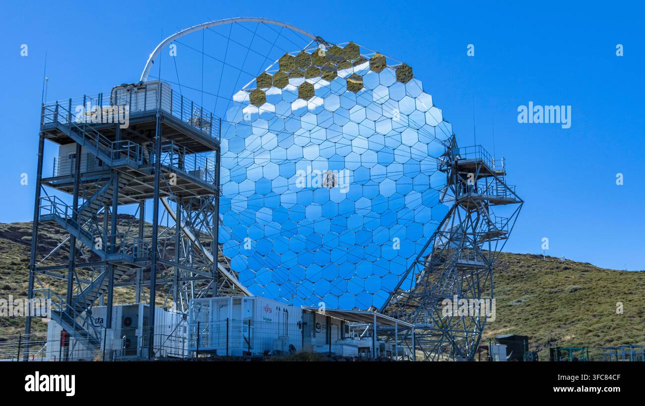 Array di specchi esagonali del telescopio a raggi gamma LST al Roque de los Muchachos, La Palma. Foto Stock