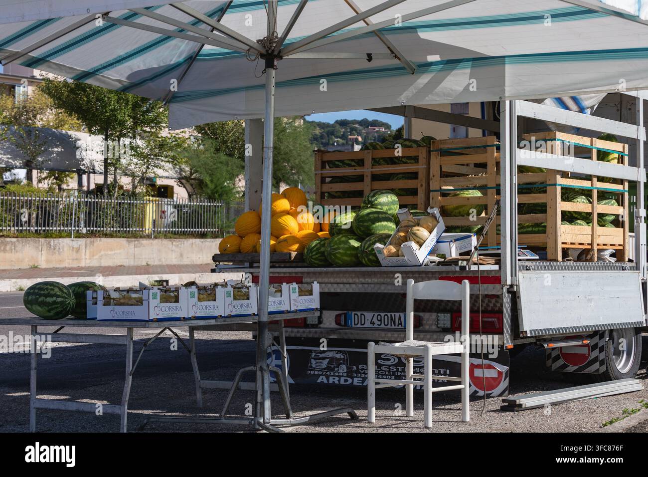 Commercio al dettaglio e convenienza per i residenti locali. Vendita di raccolti stagionali da un letto di camion. Foto Stock