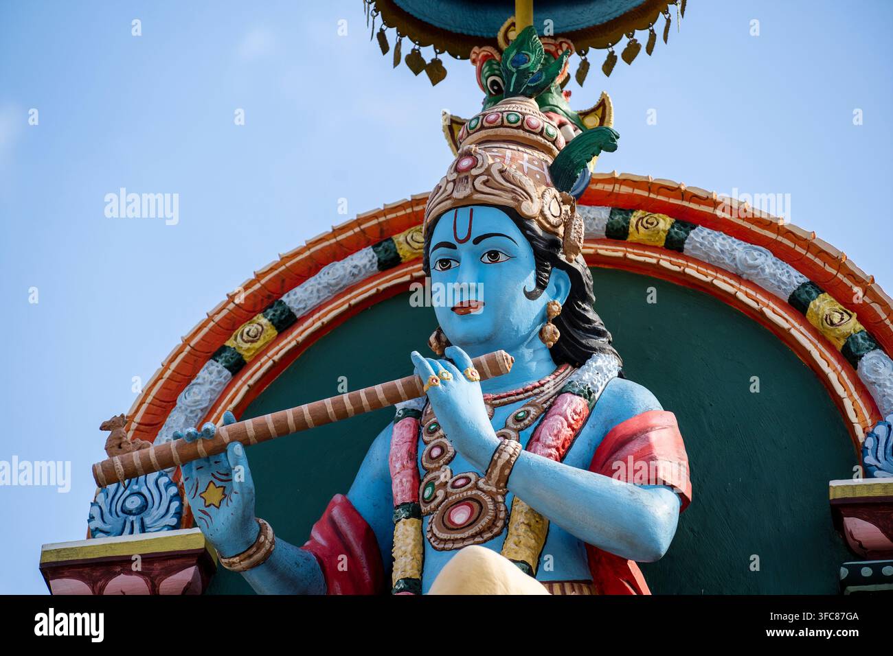 Dettaglio di una statua in pietra nel tempio Sri Krishnan su un tempio indù del sud indiano a Singapore su sfondo di cielo blu, primo piano Foto Stock