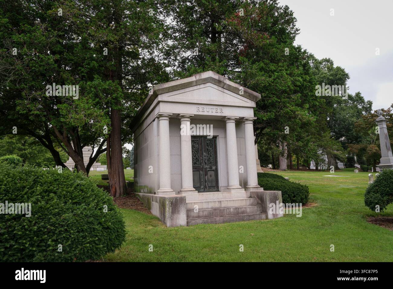 Un mausoleo neoclassico che porta il nome Reuter, con le sue colonne e la sua porta di bronzo. New York, New York, Stati Uniti, 17 agosto 2026. Foto Stock