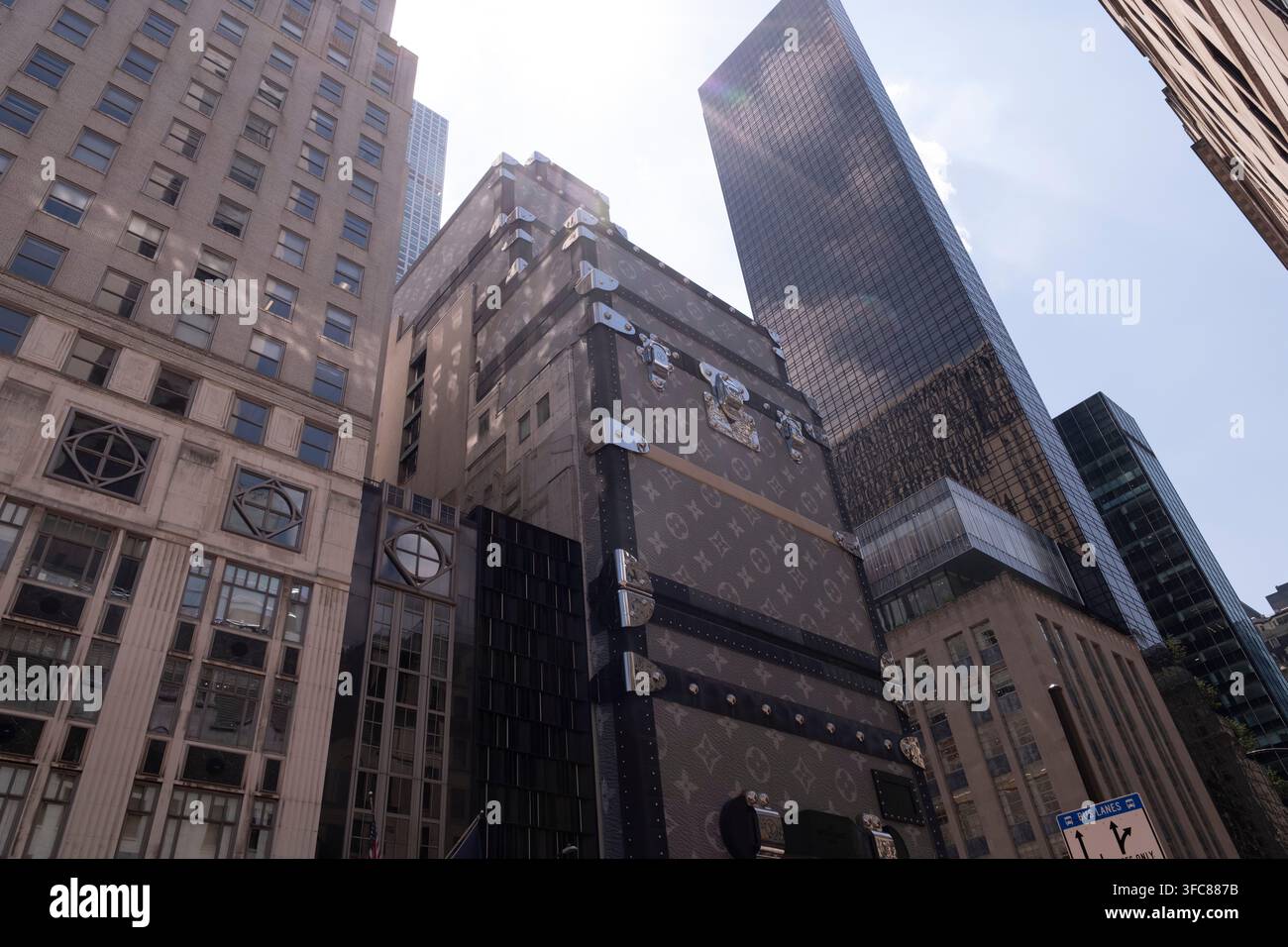 Il negozio Louis Vuitton su Fifth Avenue camuffato da una pila di bauli monogrammati. New York, New York, Stati Uniti, 7 agosto 2026. Foto Stock